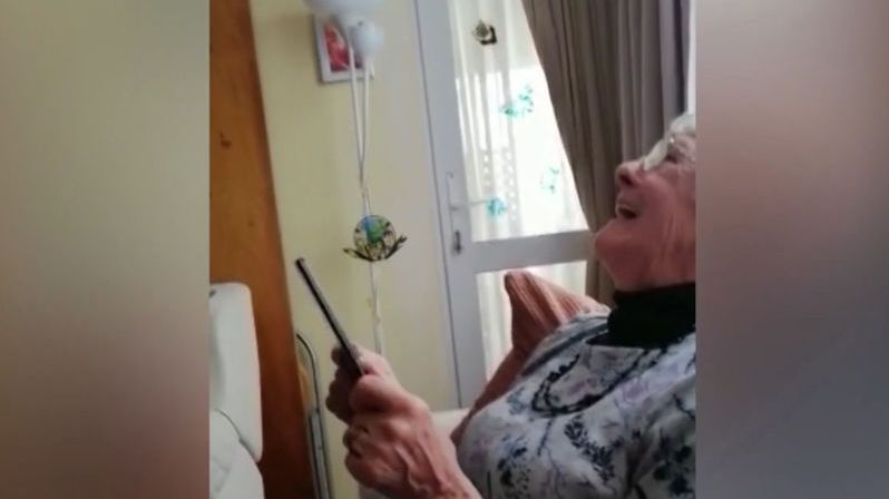 Babička zkoušela hlasové ovládání tabletu, všichni se mohli potrhat smíchy
